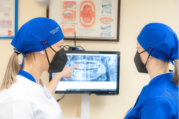 Implantes dentales en Teo